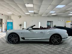 BENTLEY CONTINENTAL GT FIRST EDITION + ICE WHITE METALLIC + CRICKET BALL HIDE +  - 2843 - 23