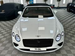 BENTLEY CONTINENTAL GT FIRST EDITION + ICE WHITE METALLIC + CRICKET BALL HIDE +  - 2843 - 63