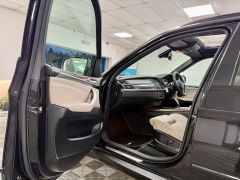 BMW X5 XDRIVE40D M SPORT + CREAM LEATHER + PAN ROOF + 7 SEATS + MASSIVE SPEC +  - 2858 - 24